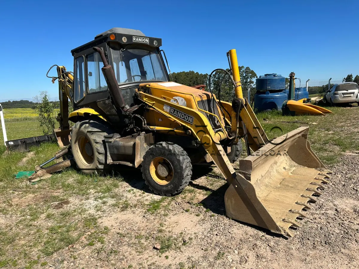 LOTE 004 - Retroescavadeira Randon cabine fechada - Motor 4.10 - 84 CV - 4X4 -  2012