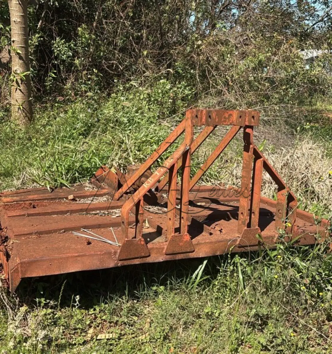 LOTE 007 - Roçadeira central marca Becker ano 2010
