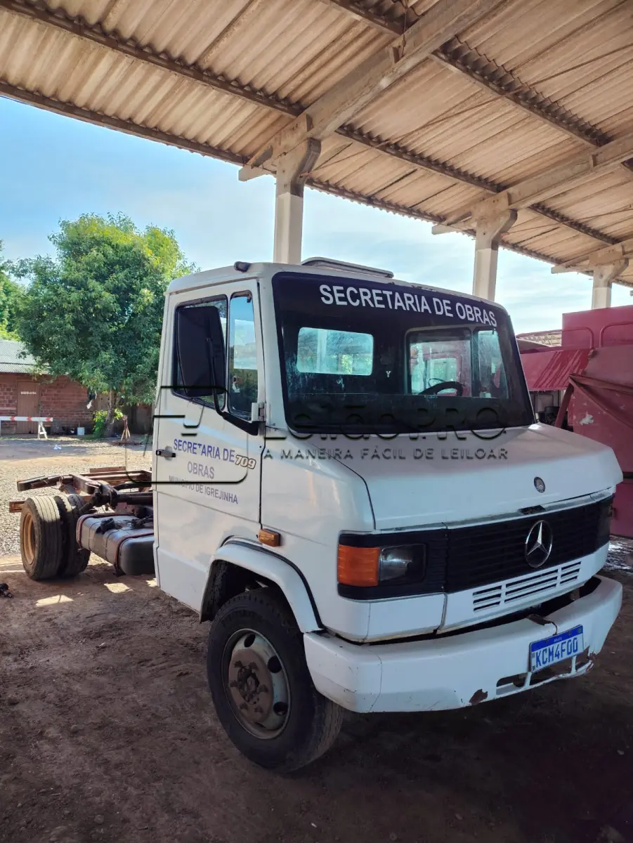 LOTE 009 - Caminhão Mercades Benz 709, cor branca, ano/modelo 1991/1991