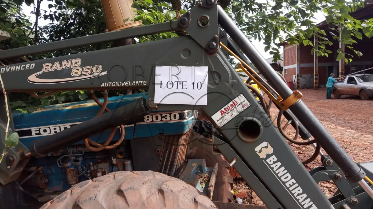 LOTE 010 - Trator Ford 8030 mais Concha Frontal. Ano 1998