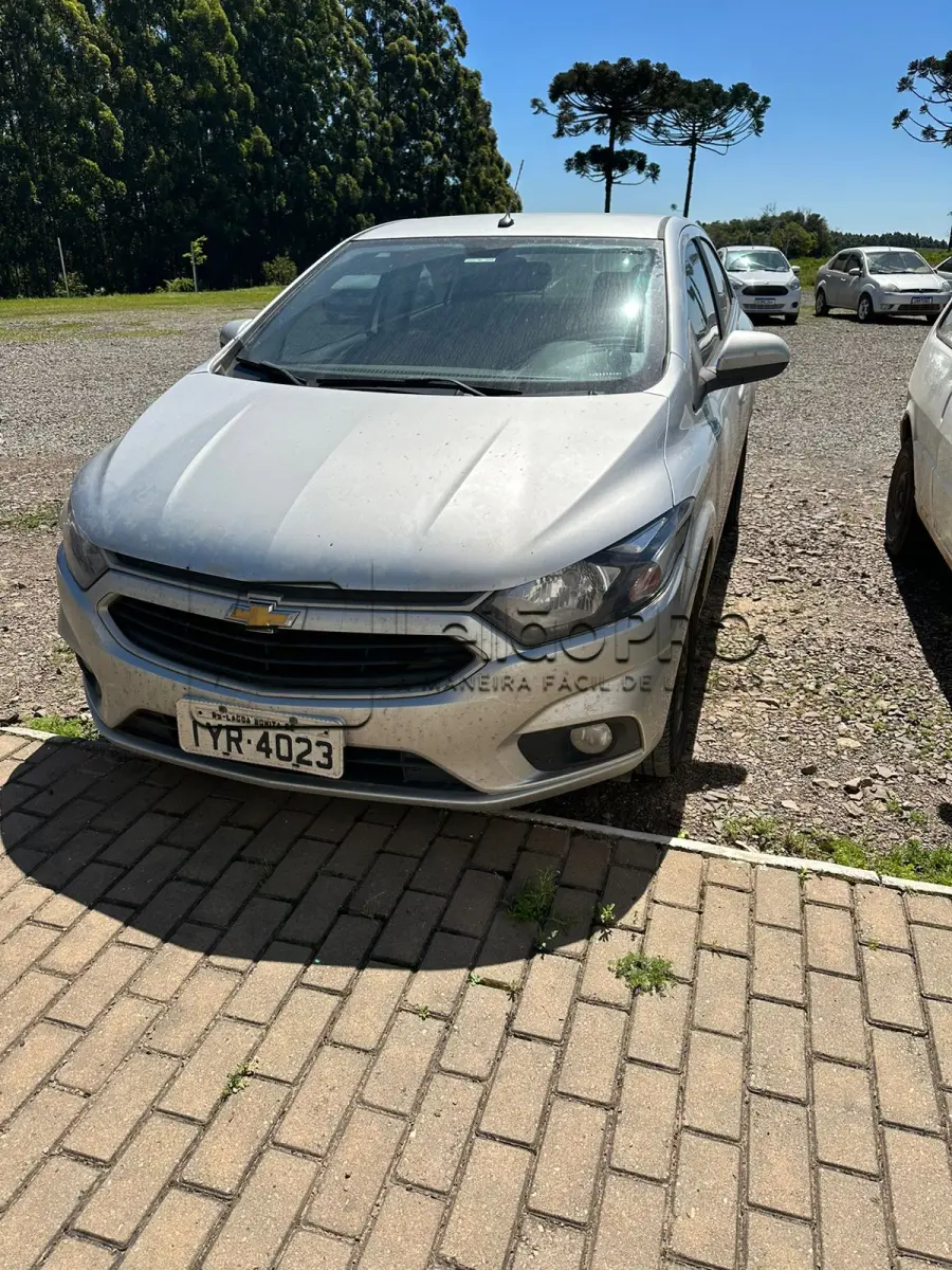 LOTE 002 - Automóvel Chevrolet Onix 1.4 MT LT -  2018/2018