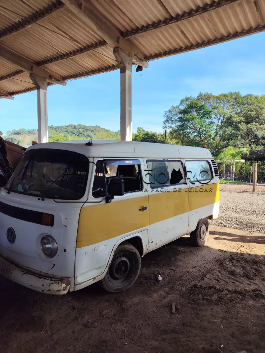 LOTE 007 - Kombi Volkswagen, cor branca, ano/modelo 2005/2005.