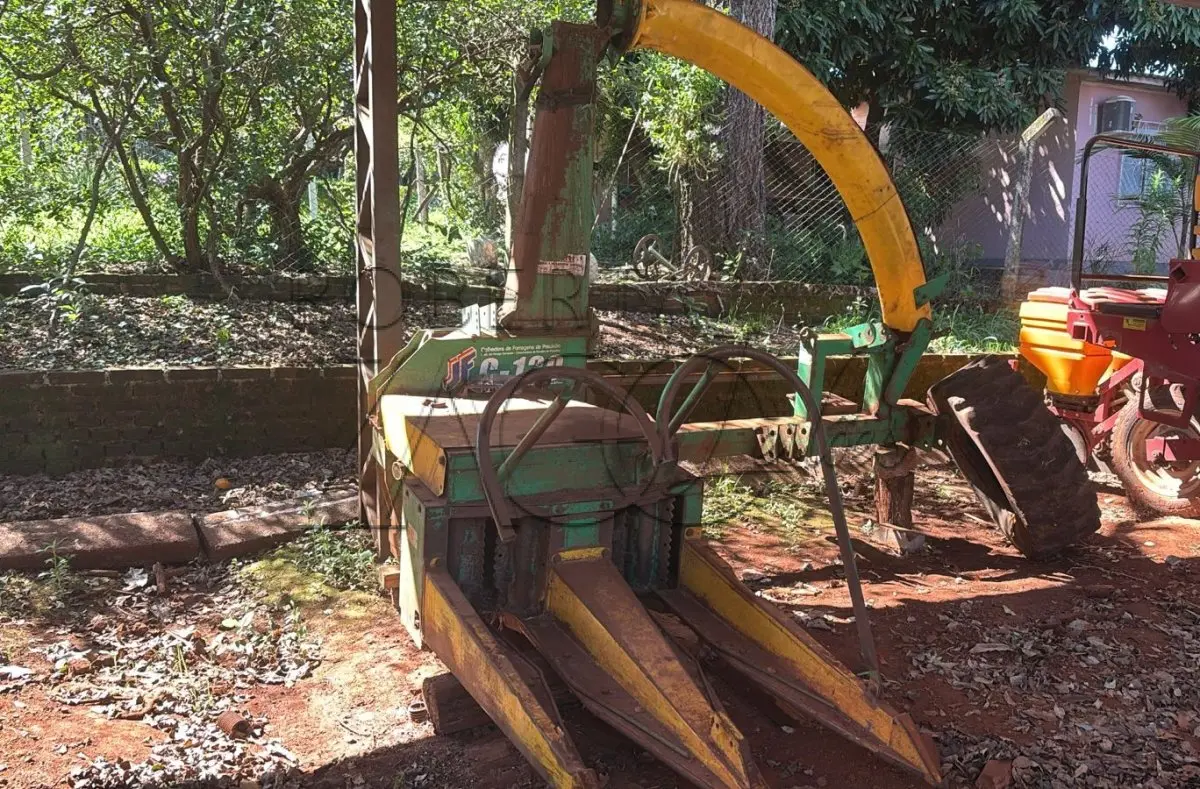 LOTE 011 - Colhedora de forragens marca JF, Modelo C 120, transmissão por correia