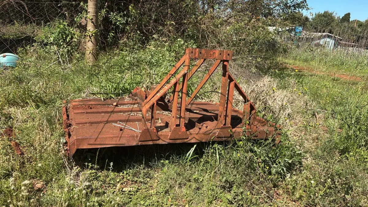 LOTE 007 - Roçadeira central marca Becker ano 2010