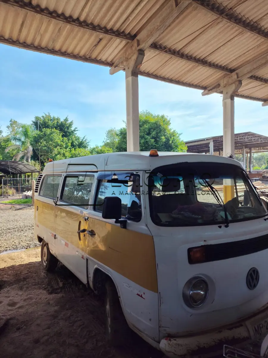 LOTE 007 - Kombi Volkswagen, cor branca, ano/modelo 2005/2005.