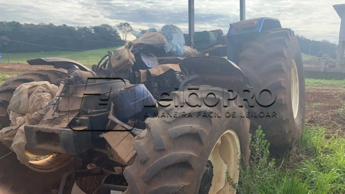 LOTE 009 - Trator Agrícola New Holland - Modelo 7630 - 4X4 - Ano/Modelo: 2009/2010 - Cor: Azul - Combustível: Diesel
