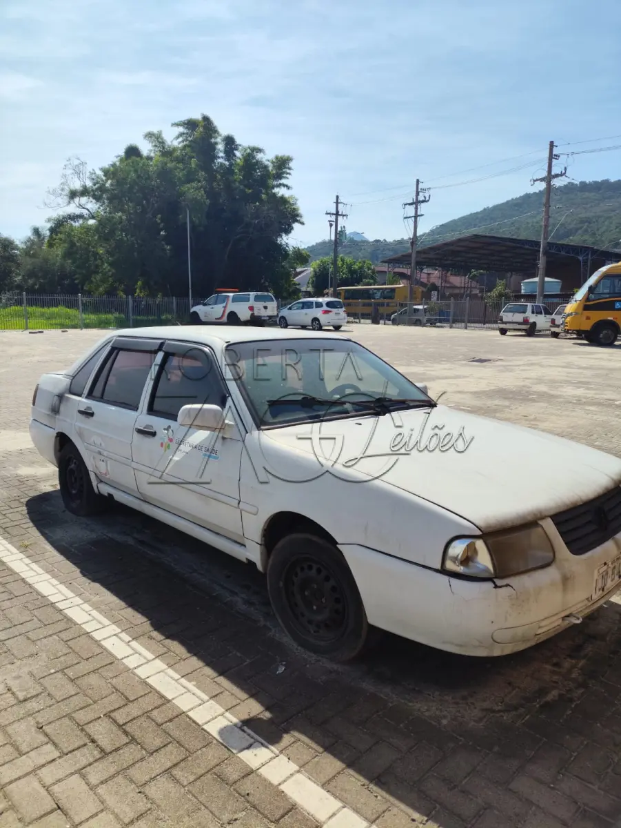 LOTE 002 - Um veiculo Santana, cor branca, ano/modelo 2000.