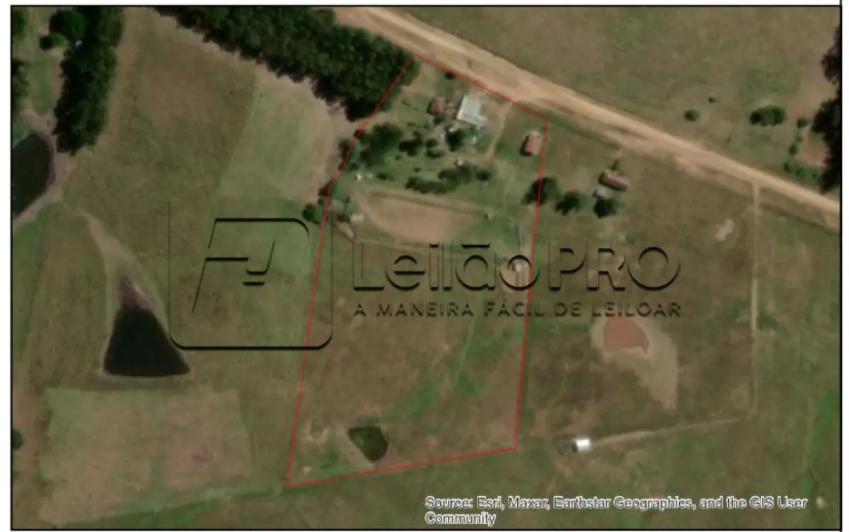 LOTE 003 - UMA FRAÇÃO DE CAMPO, com área de 5,3217 ha, encerrada num perímetro de 955,73 m, denominada Área de Fontouras - Gleba C, situado no 5º Subdistrito deste Município. Construção: 01 (uma) casa de material coberta de telhas, galpão e mangueiras, cercado para plantação, arvoredo frutífero, tapadas a cinco e seis fios de arame, com madeira de lei.