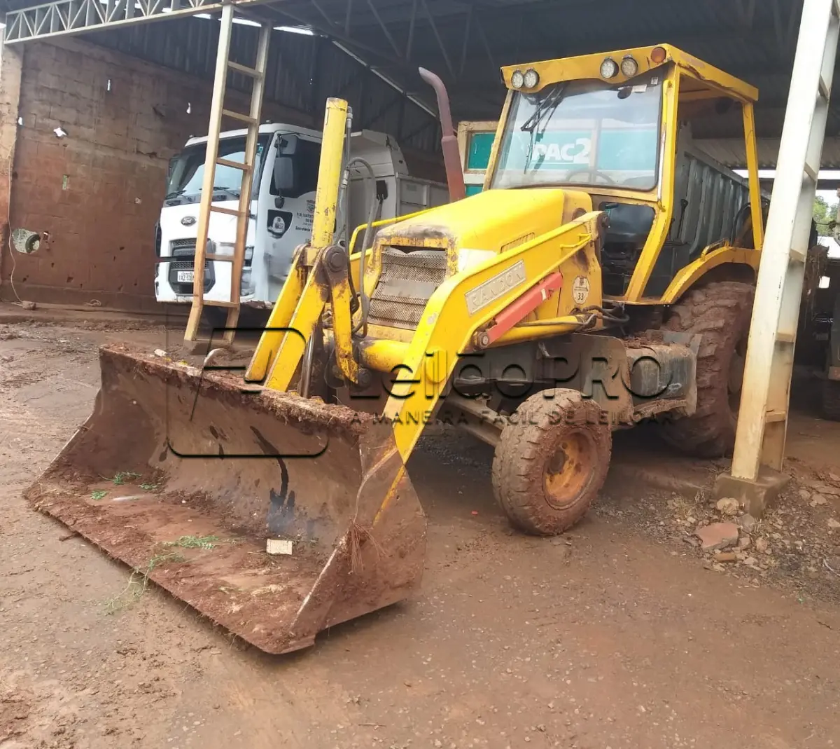 LOTE 008 - Retroescavadeira Randon - Modelo RK 406B - 4X2 - Ano/Modelo: 2010/2010 - 82 HP - Combustível: Diesel