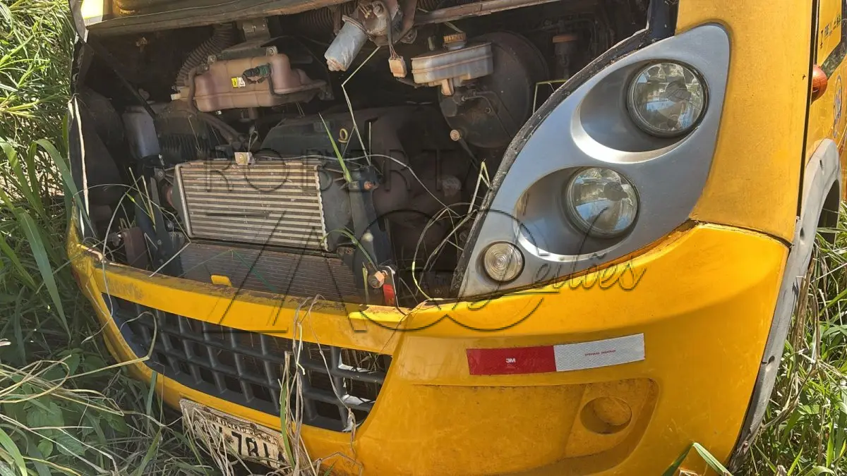 LOTE 010 - Ônibus escolar a Diesel modelo F1C, 2011/2012, Iveco, Turbo 04 cilindros, placas ISV 7814