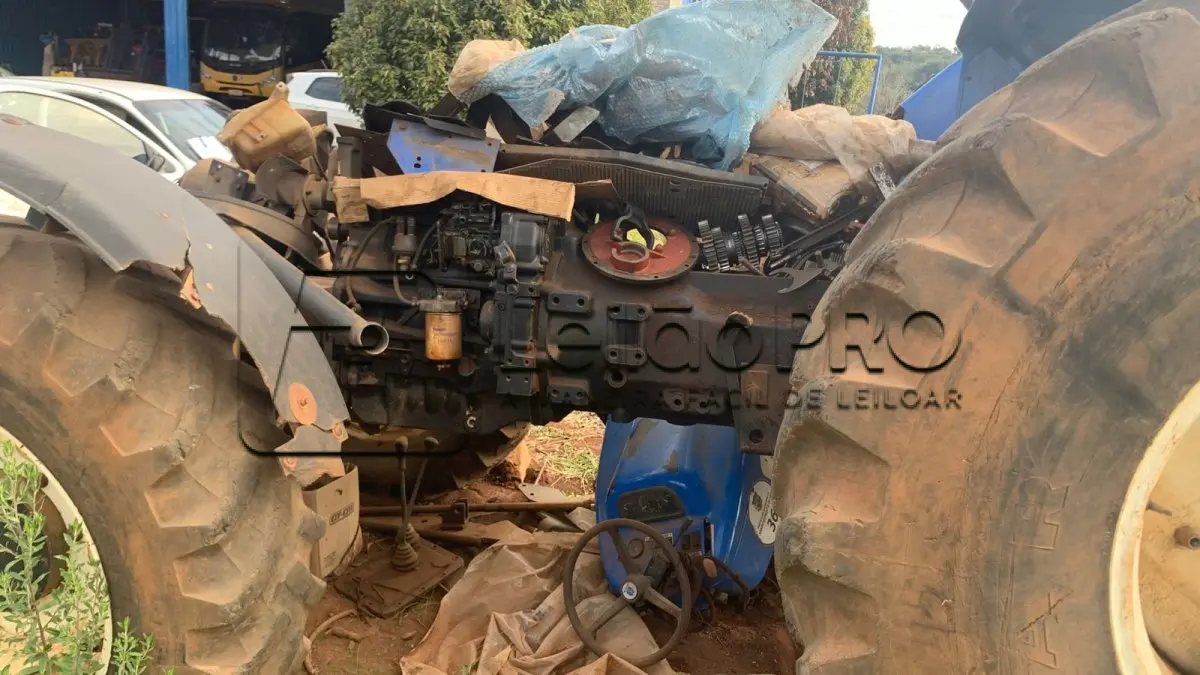 LOTE 009 - Trator Agrícola New Holland - Modelo 7630 - 4X4 - Ano/Modelo: 2009/2010 - Cor: Azul - Combustível: Diesel