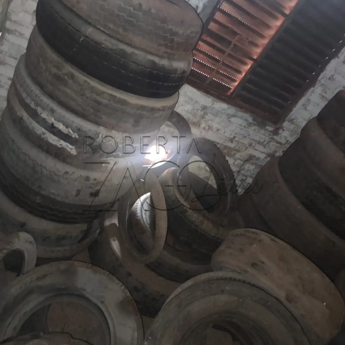 LOTE 013 - Lote de sucata de pneus, diversas marcas, modelos e bitolas e restos de ferro.