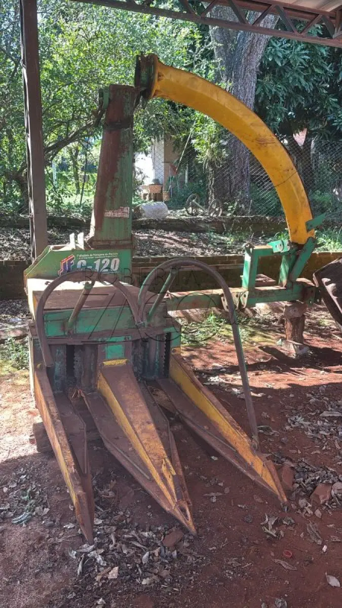 LOTE 011 - Colhedora de forragens marca JF, Modelo C 120, transmissão por correia