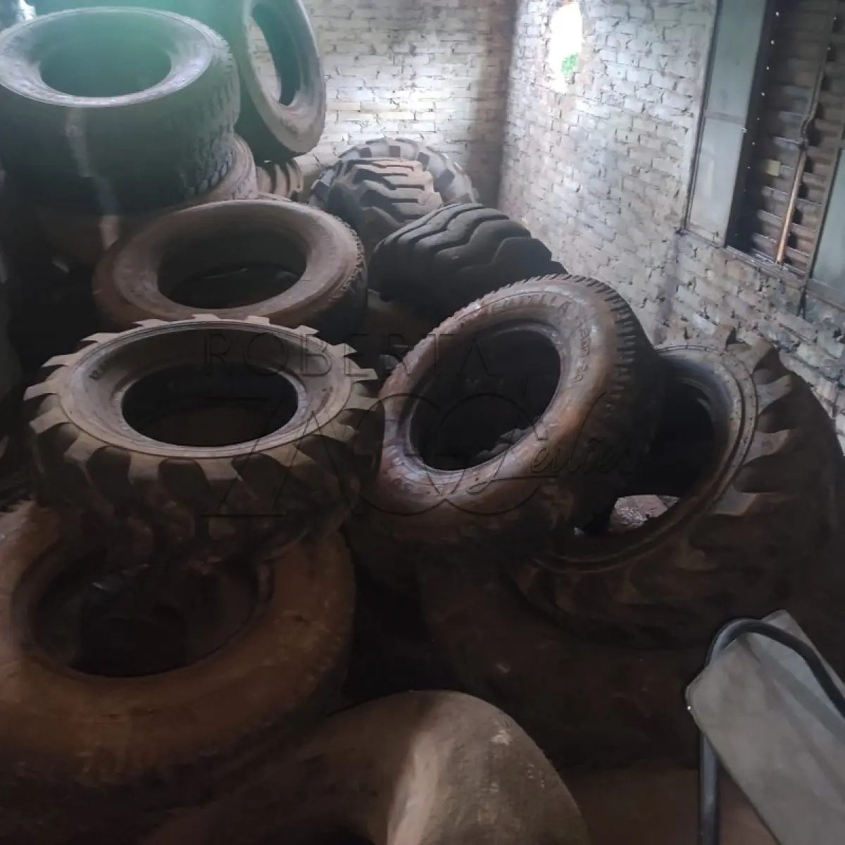 LOTE 013 - Lote de sucata de pneus, diversas marcas, modelos e bitolas e restos de ferro.