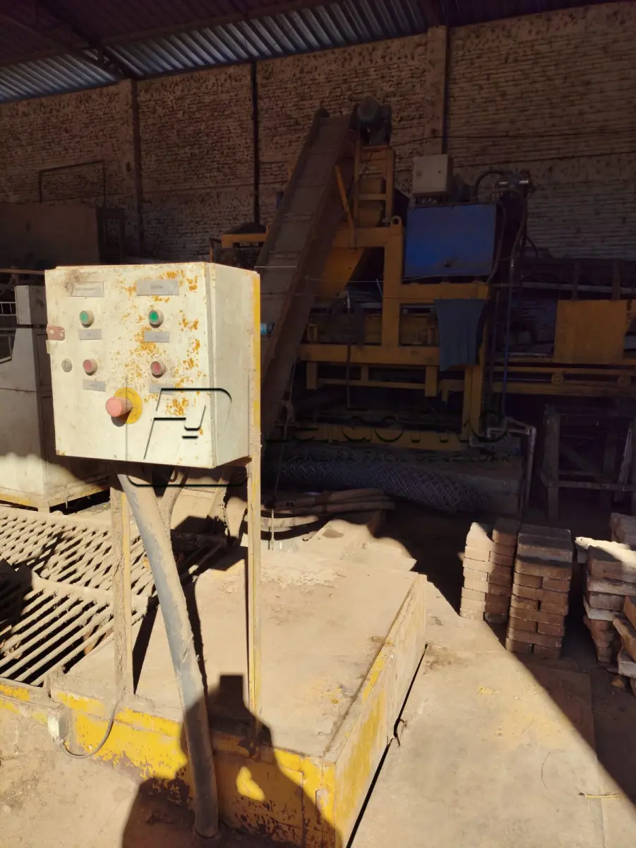 LOTE 015 - Maquina de confeccionar Bloquetes, Codigo de patrimonio 31839, em funcionamento .