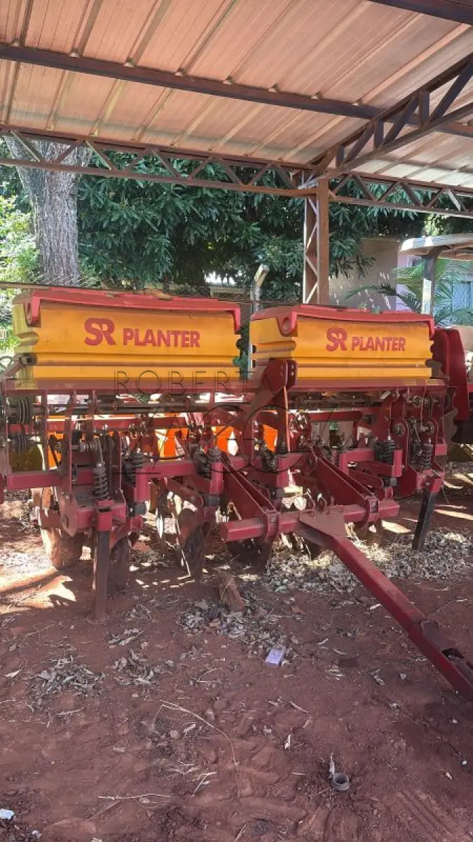 LOTE 015 - Plantadeira adubadeira de arrasto, para plantio direto, cinco linhas, para soja e milho