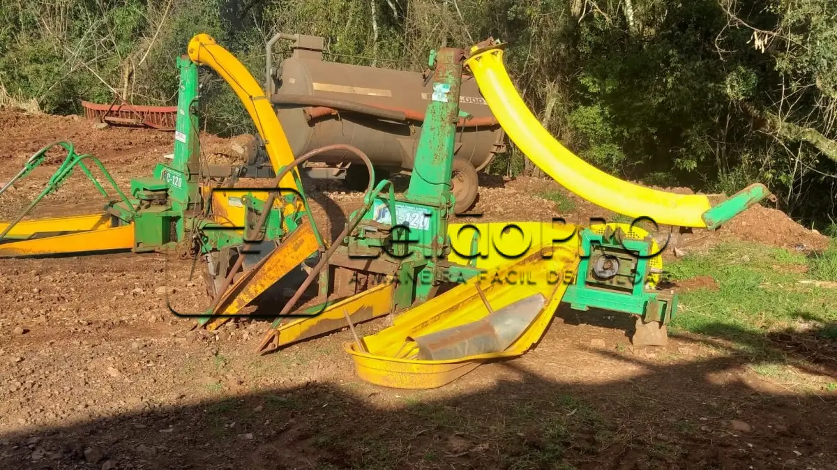 LOTE 014 - 02 (duas) Colhedoras de Forragens - Marcas: JF - Modelo: C-120 - Série: ADBJ-004862 - Cor: Verde e Amarelo