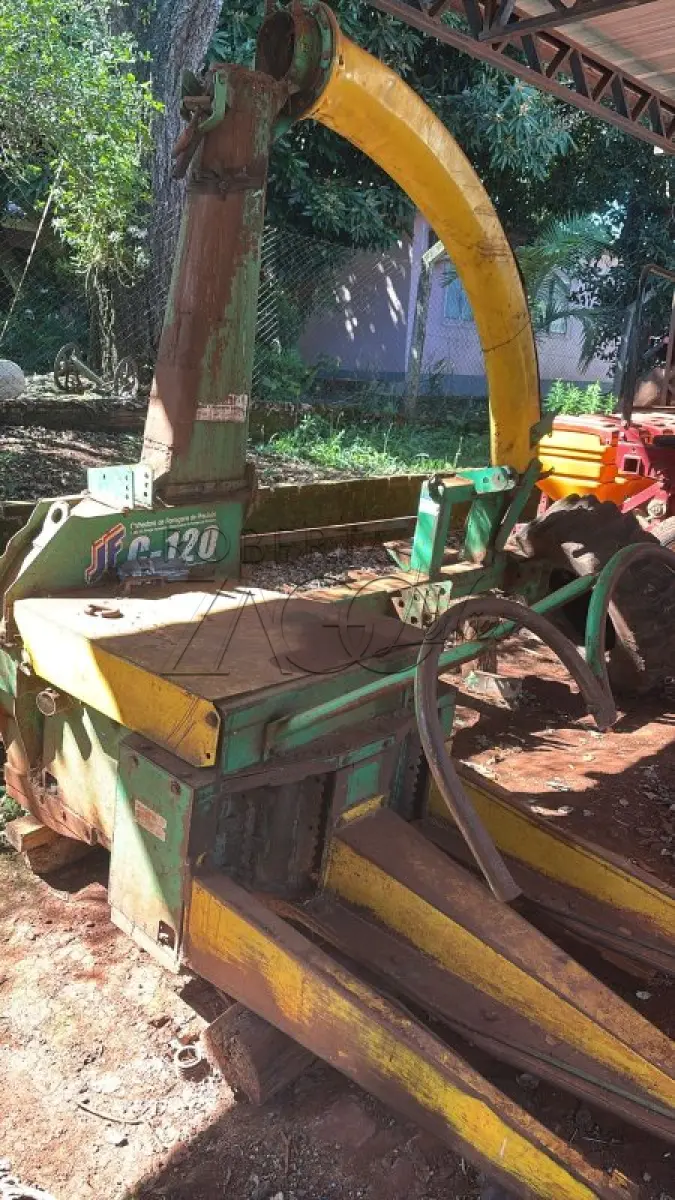 LOTE 011 - Colhedora de forragens marca JF, Modelo C 120, transmissão por correia