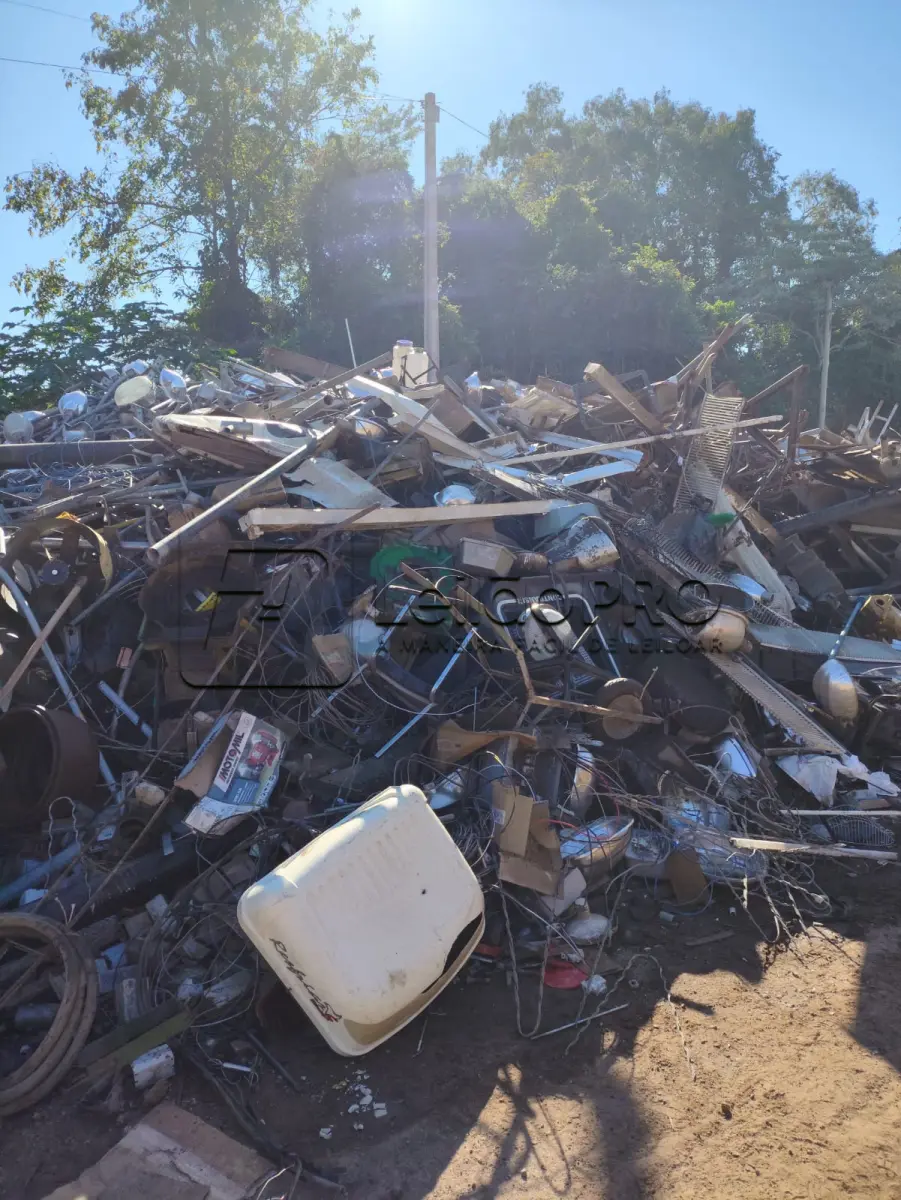 LOTE 005 - Lote de sucata metálica.