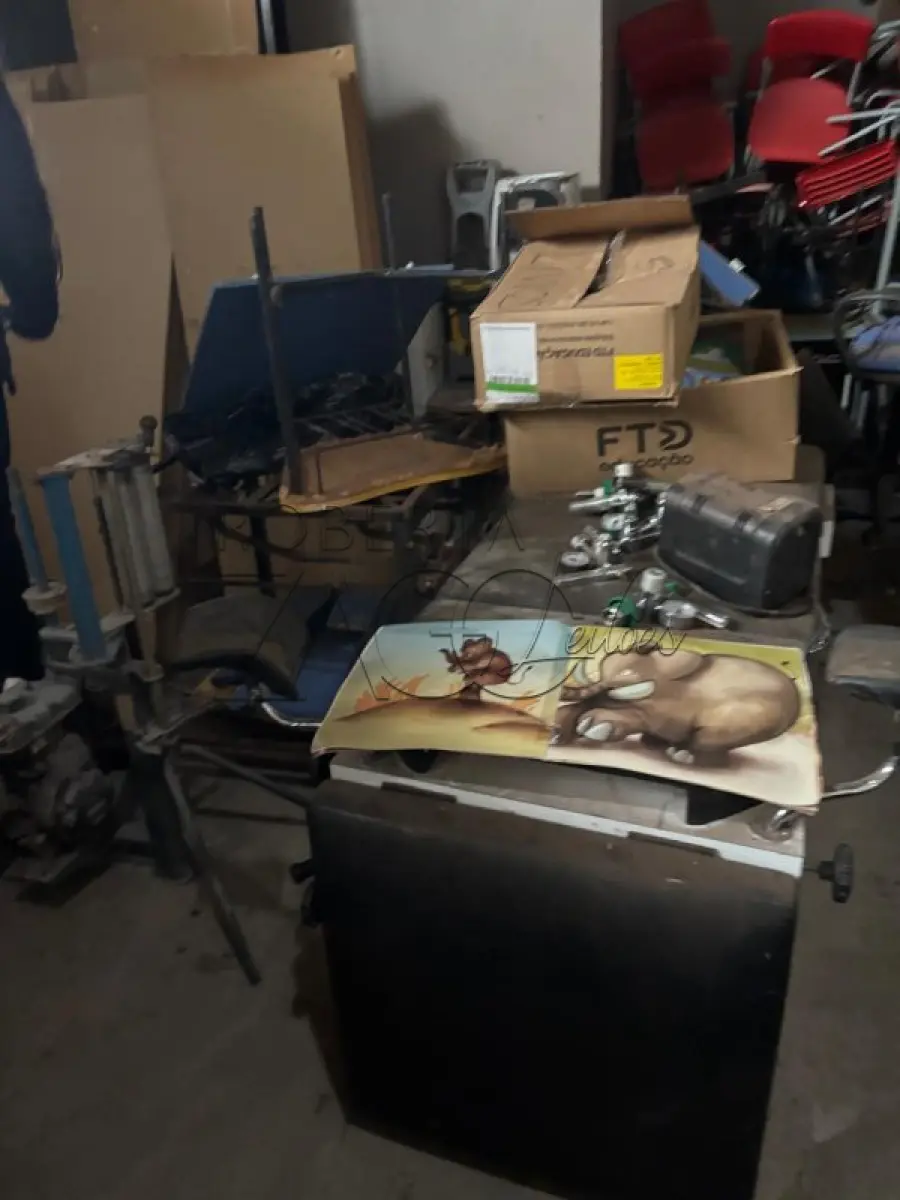 LOTE 014 - Lote de inservíveis: de informática/escritório/saúde/escola, moveis e utensílios em geral.