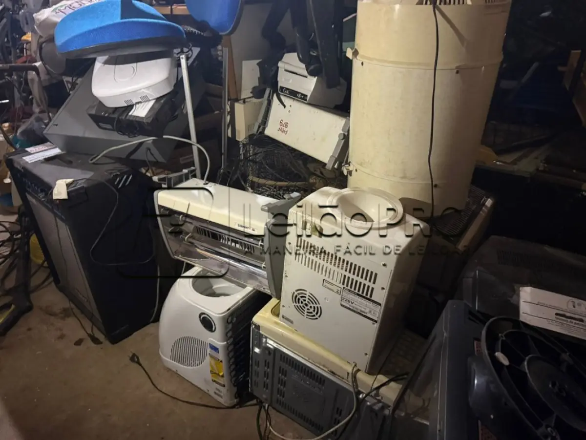 LOTE 005 - Lote de Sucata diversas contendo eletrônicos, mobiliários e ferros.