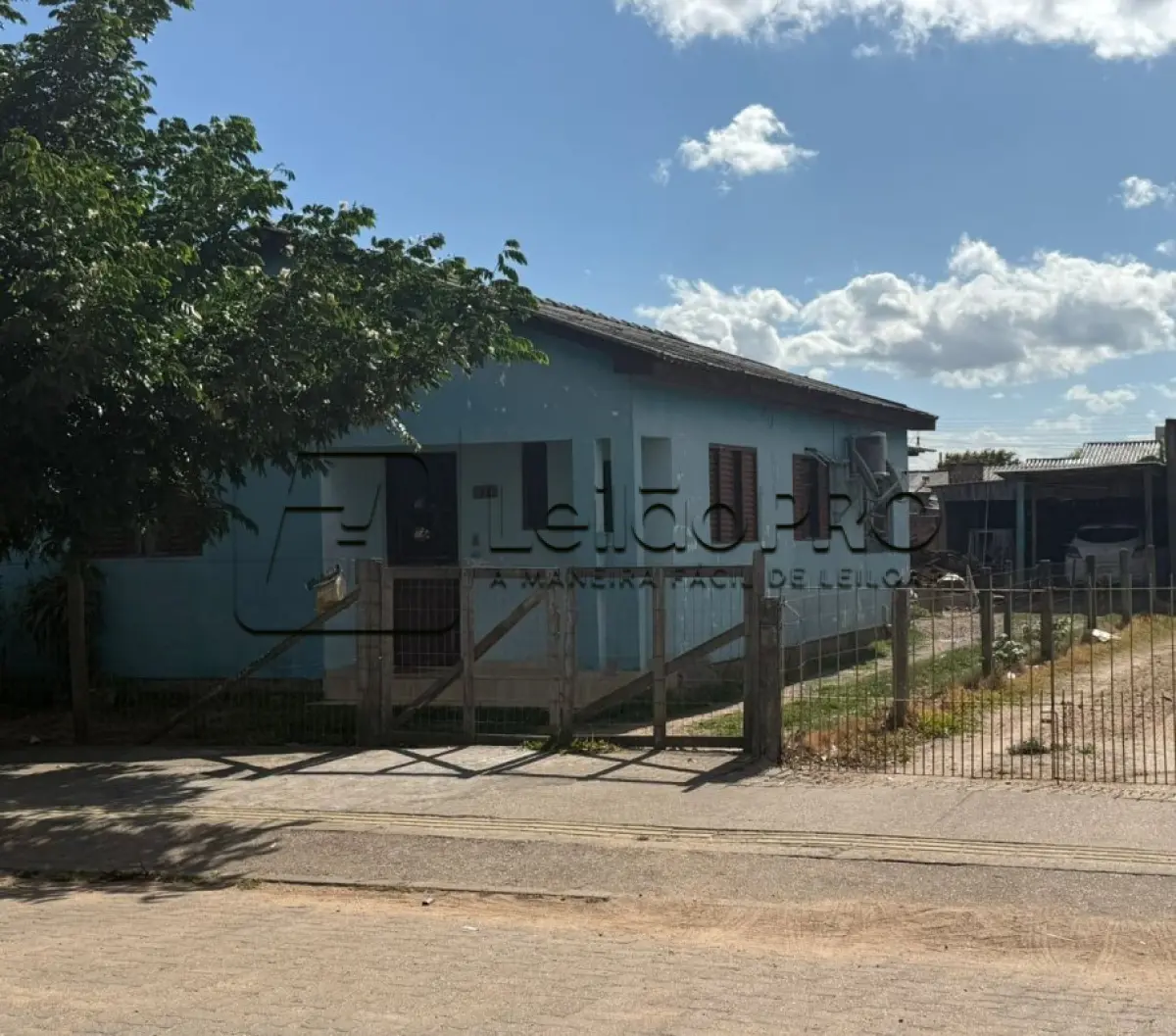 LOTE 001 - Imóvel, Lote urbano número oito (08), sem benfeitorias, na quadra número seiscentos e setenta e cinco (675), na Rua Teixeira de Freitas, na vila Jardim, na cidade de Camaquã/RS com área superficial de quatrocentos e quarenta metros quadrados (440,0 m2) .