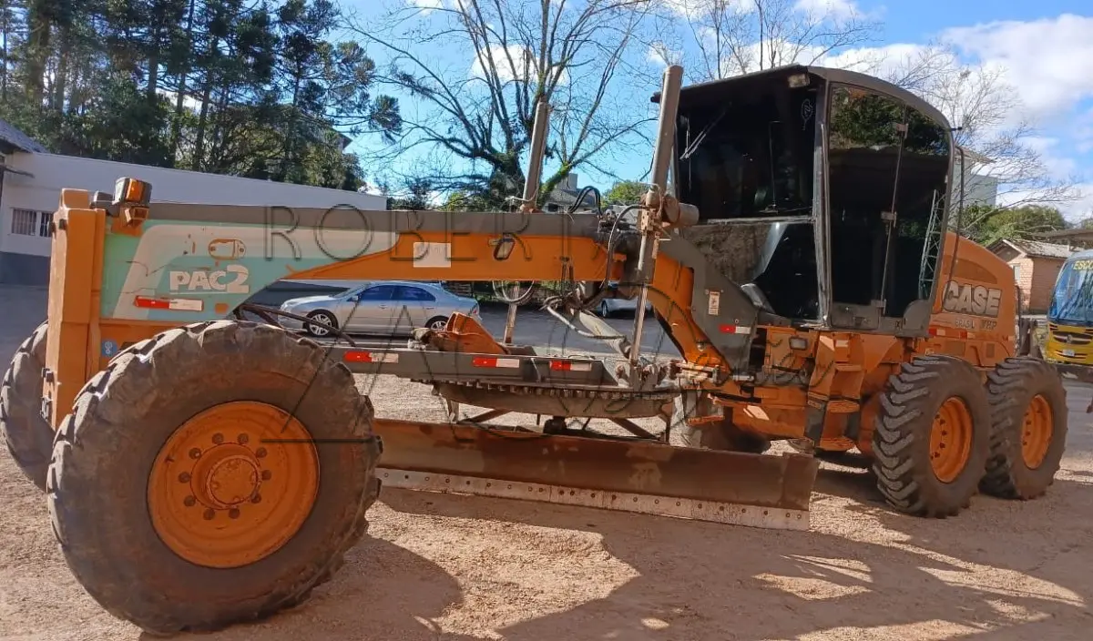 LOTE 003 - Motoniveladora cor laranja CASE, modelo 845B, 2014.