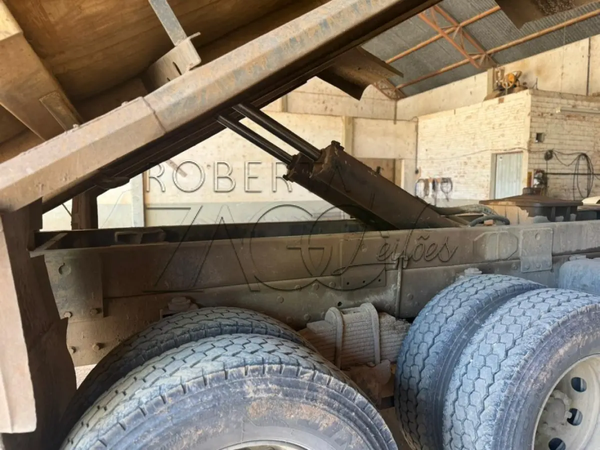 LOTE 002 - Caminhão Mercedes Benz branco Pac 2, modelo ATRON 2729 k 6x4, 2014, carroceria basculante branca.