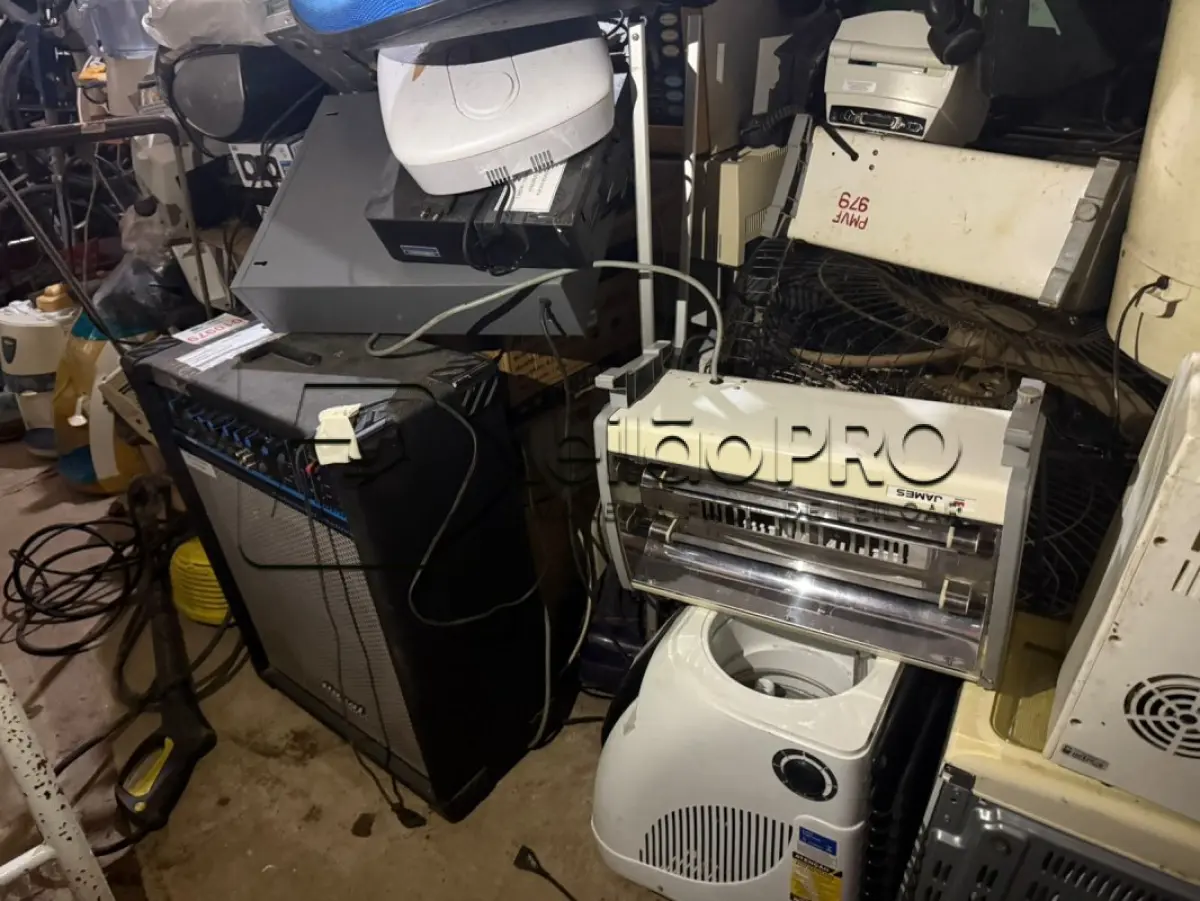 LOTE 005 - Lote de Sucata diversas contendo eletrônicos, mobiliários e ferros.