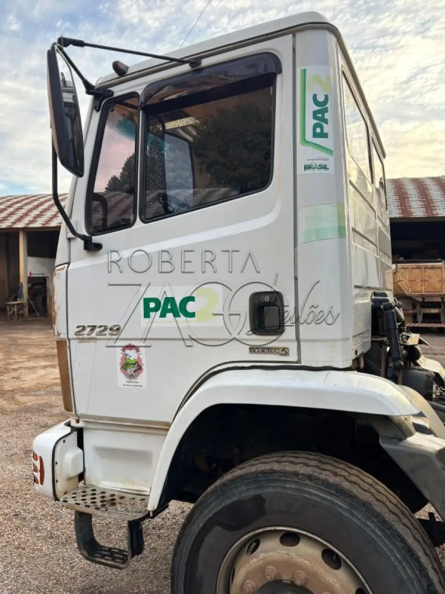 LOTE 002 - Caminhão Mercedes Benz branco Pac 2, modelo ATRON 2729 k 6x4, 2014, carroceria basculante branca.