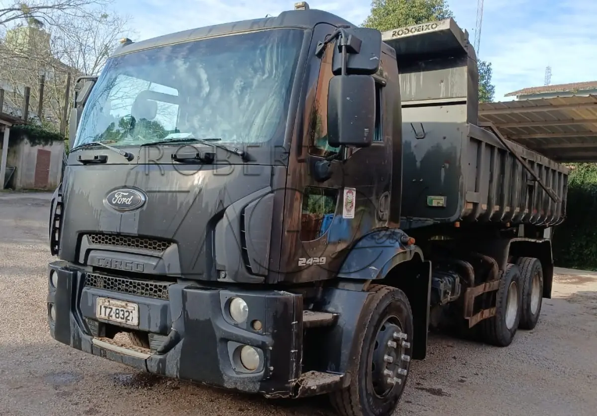 LOTE 001 - Caminhão Ford preto, modelo CARGO 2429, 2012/2013, carroceria basculante preta.