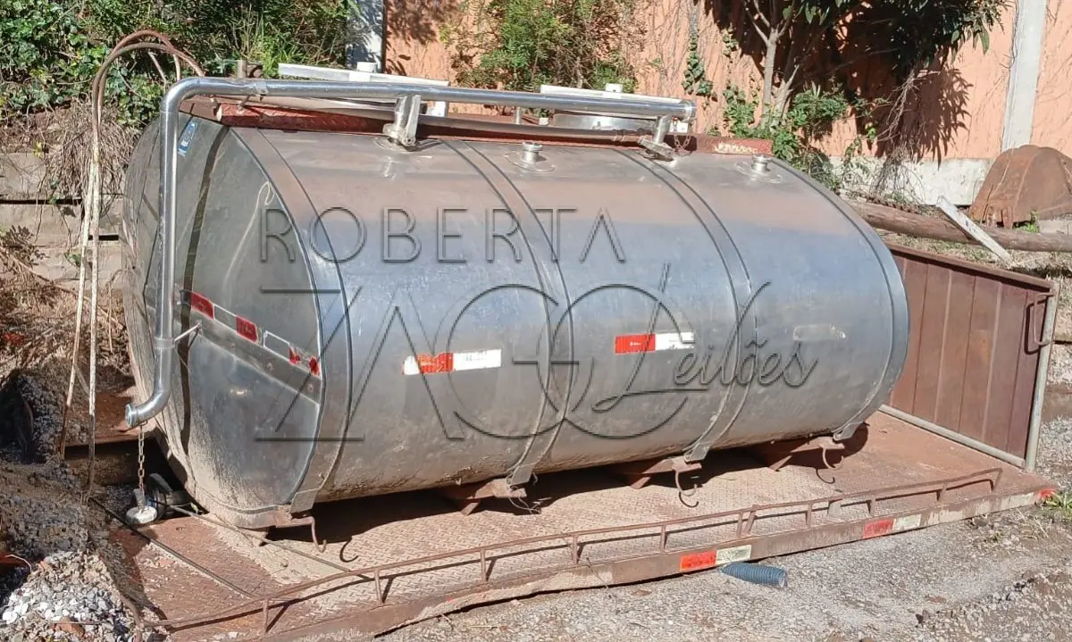 LOTE 004 - Tanque isotérmico rodoviário, tipo oval, inoxidável, marca Jardinox, capacidade de 4.000 litros.