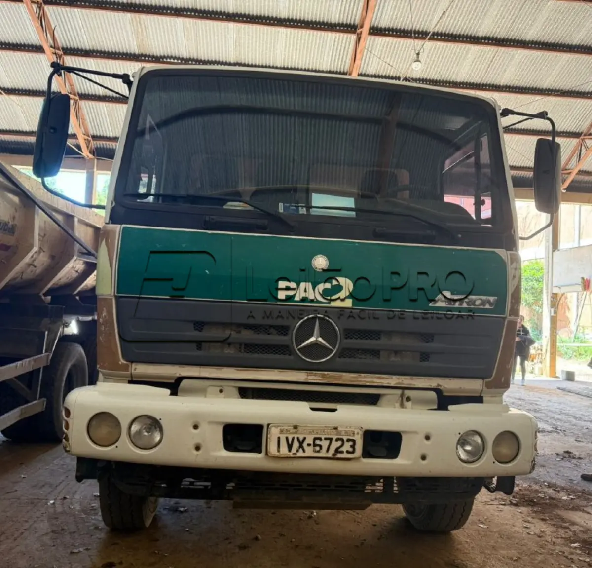 LOTE 002 - Caminhão Mercedes Benz branco Pac 2, modelo ATRON 2729 k 6x4, 2014, carroceria basculante branca.