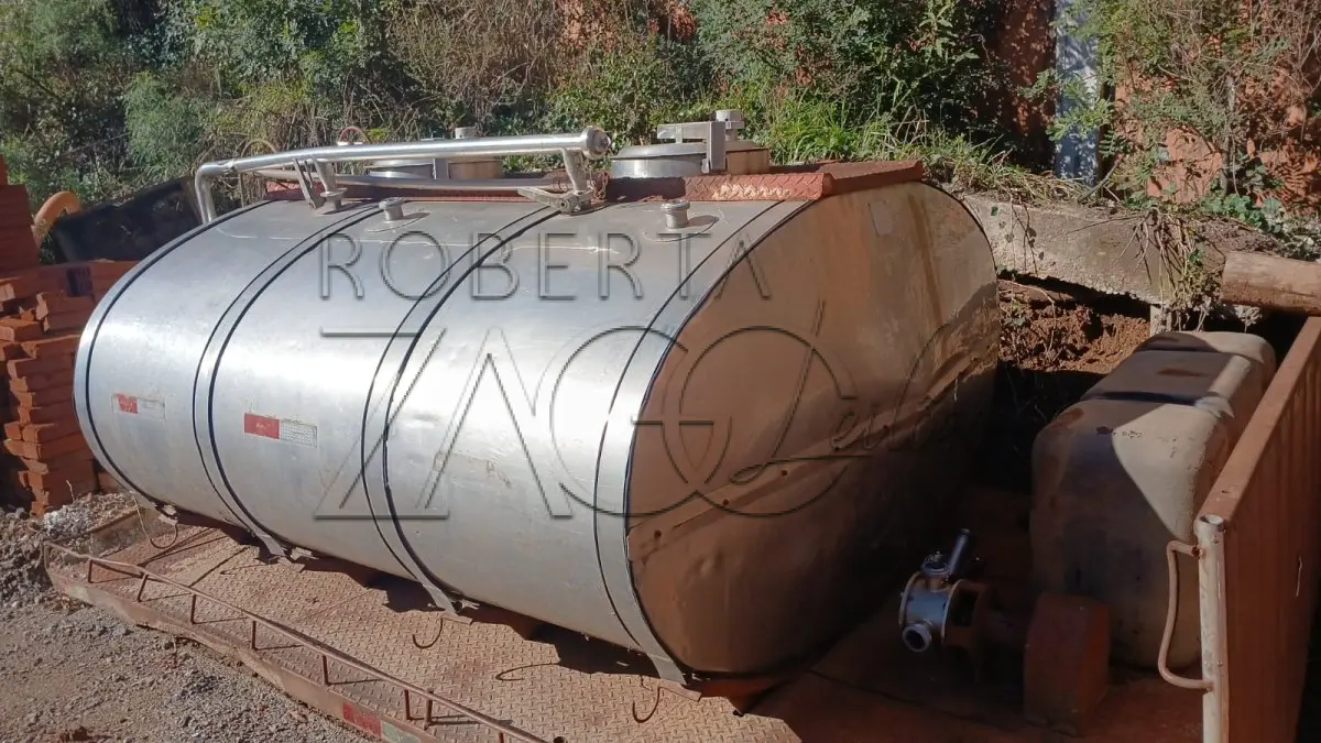 LOTE 004 - Tanque isotérmico rodoviário, tipo oval, inoxidável, marca Jardinox, capacidade de 4.000 litros.