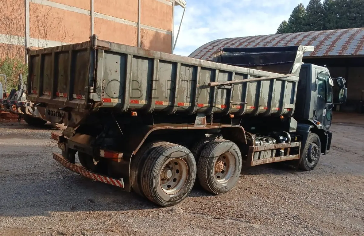 LOTE 001 - Caminhão Ford preto, modelo CARGO 2429, 2012/2013, carroceria basculante preta.