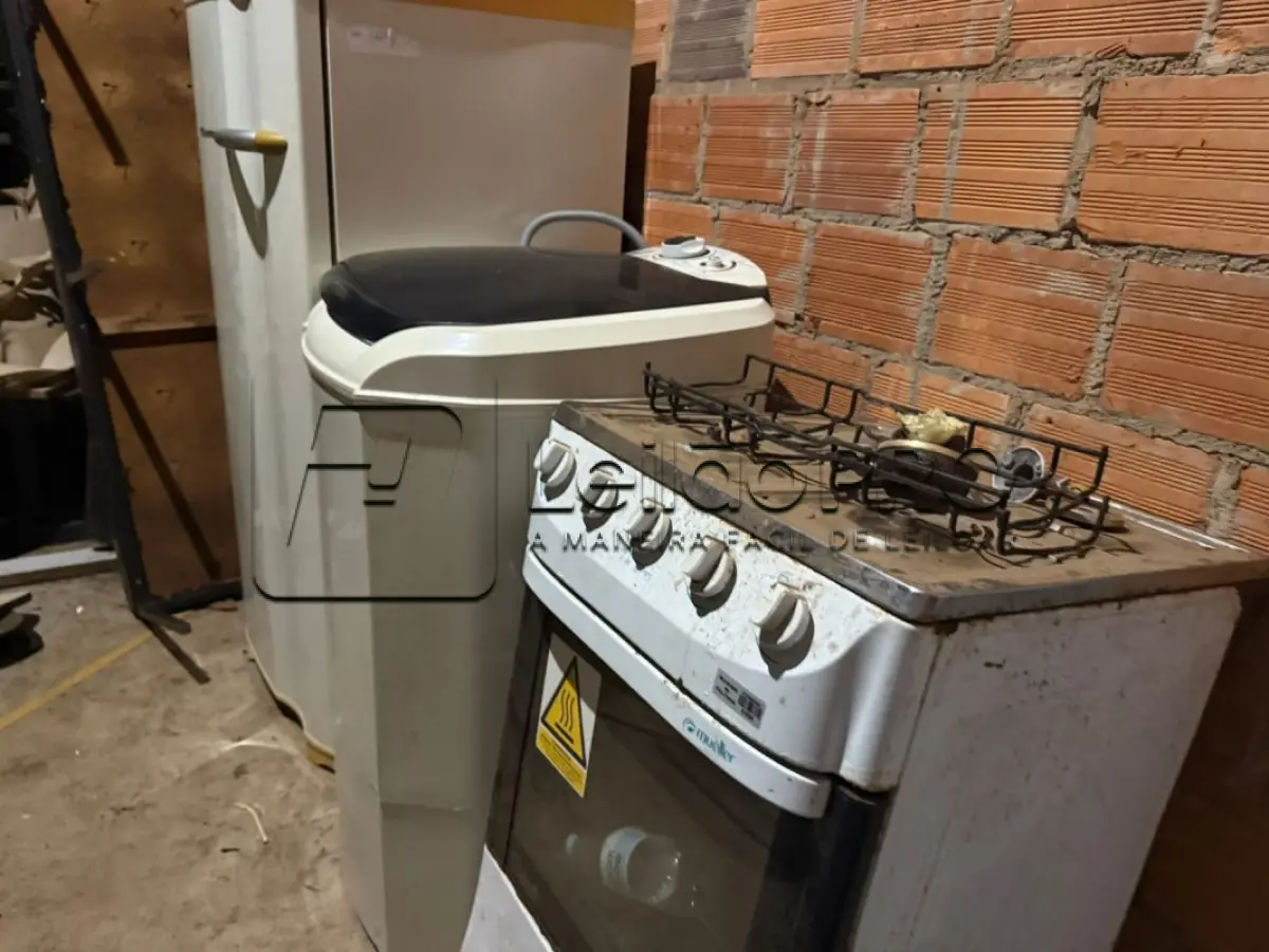 LOTE 005 - Lote de Sucata diversas contendo eletrônicos, mobiliários e ferros.