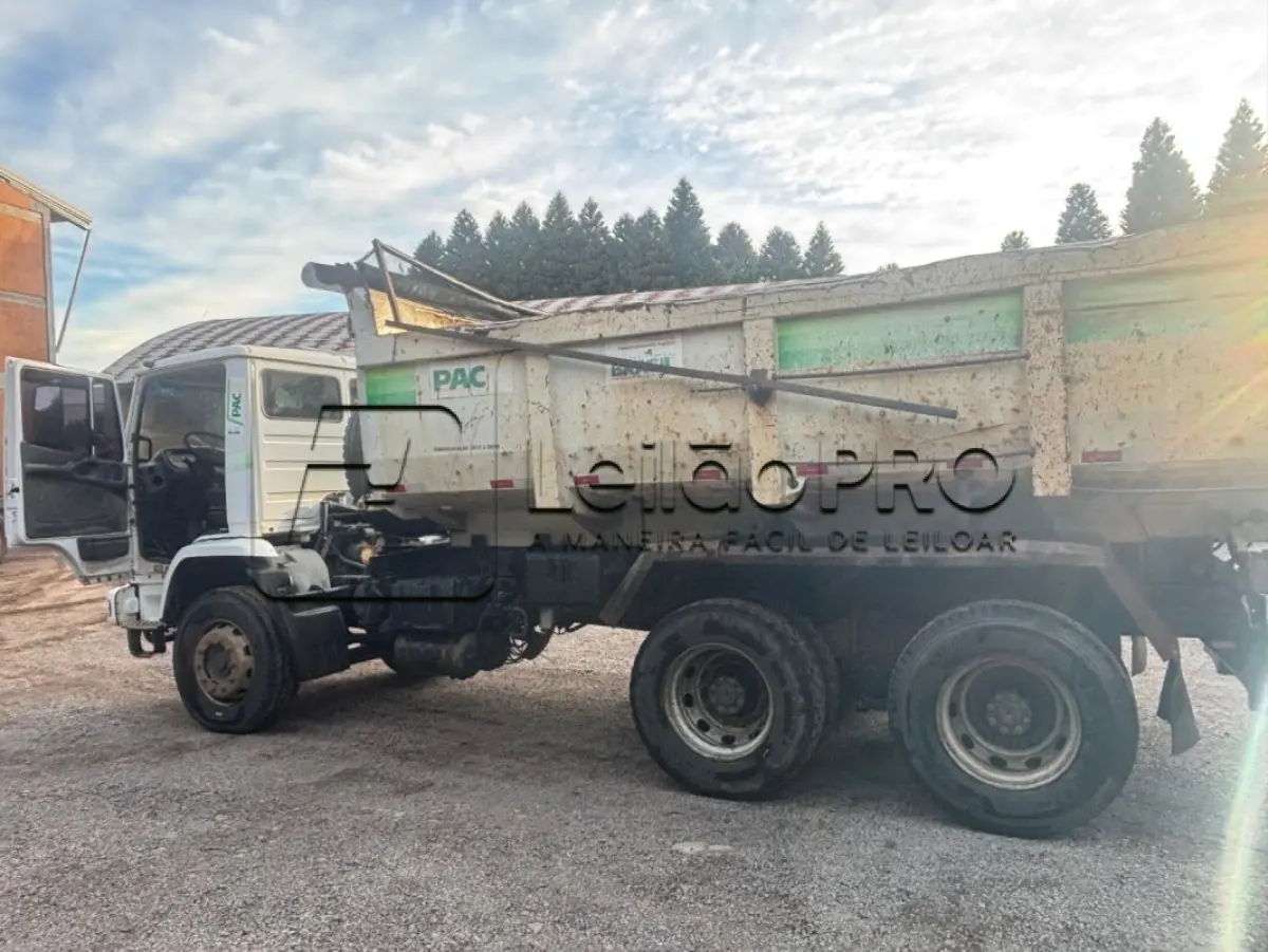 LOTE 002 - Caminhão Mercedes Benz branco Pac 2, modelo ATRON 2729 k 6x4, 2014, carroceria basculante branca.