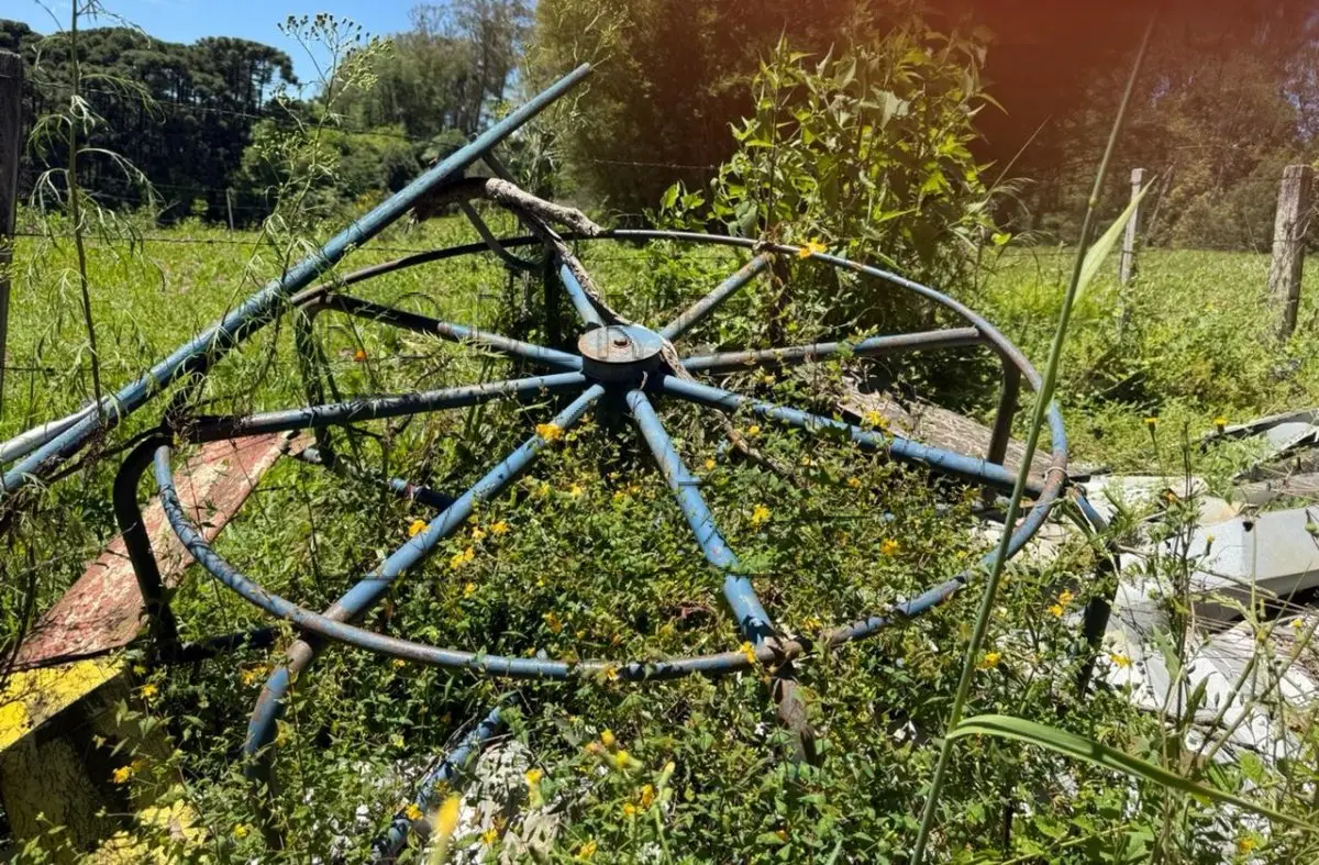 LOTE 005 - Lote de Sucata diversas contendo eletrônicos, mobiliários e ferros.