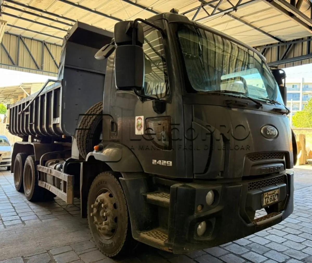 LOTE 001 - Caminhão Ford preto, modelo CARGO 2429, 2012/2013, carroceria basculante preta.