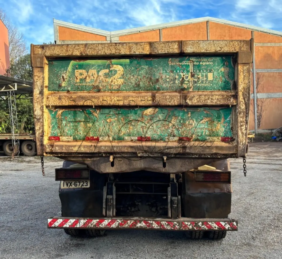 LOTE 002 - Caminhão Mercedes Benz branco Pac 2, modelo ATRON 2729 k 6x4, 2014, carroceria basculante branca.