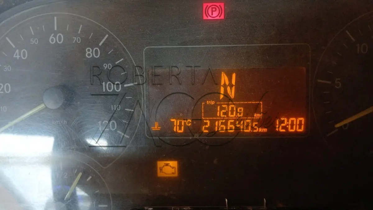 LOTE 002 - Caminhão Mercedes Benz branco Pac 2, modelo ATRON 2729 k 6x4, 2014, carroceria basculante branca.