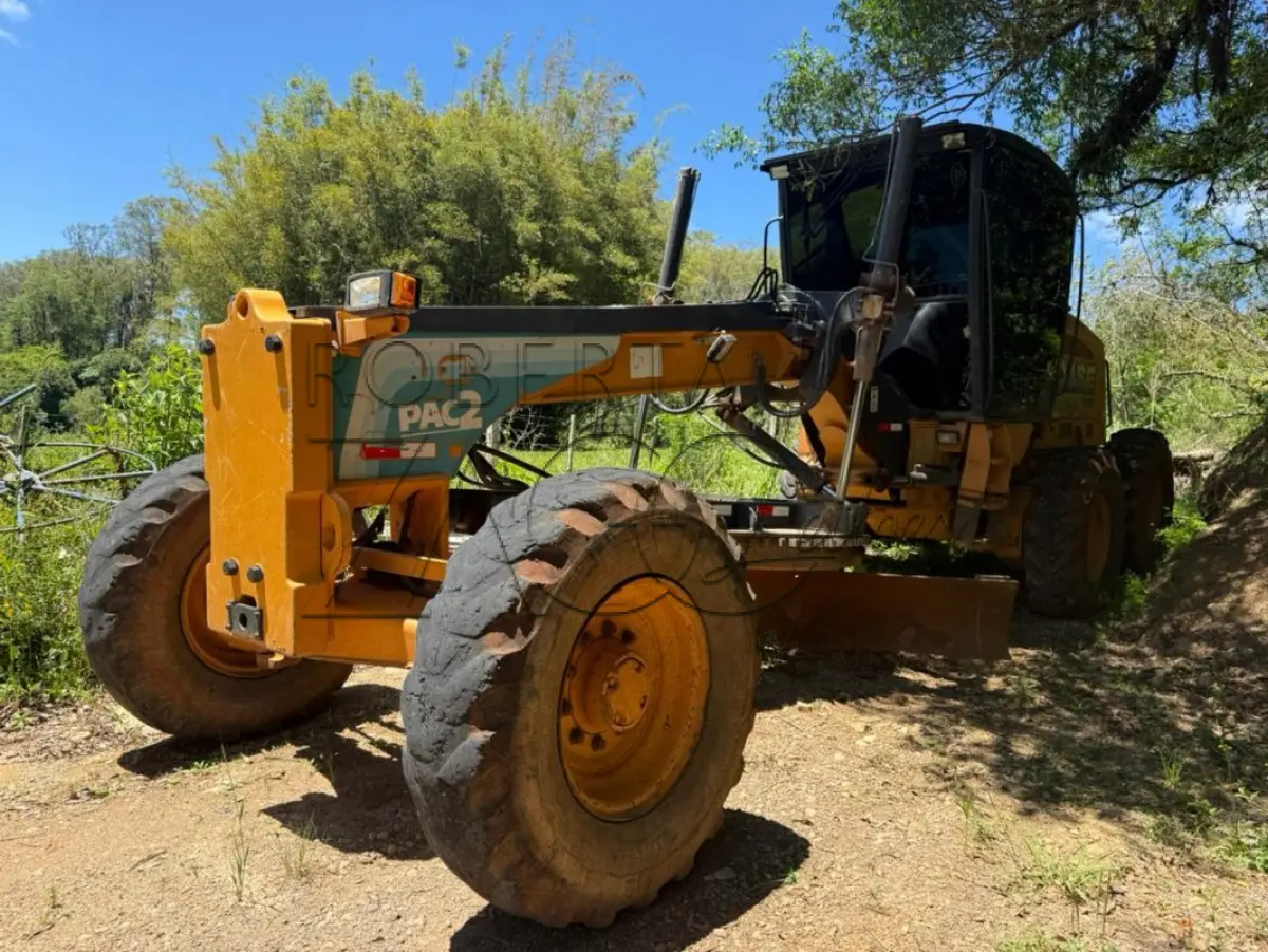 LOTE 003 - Motoniveladora cor laranja CASE, modelo 845B, 2014.