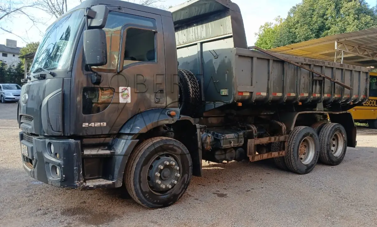 LOTE 001 - Caminhão Ford preto, modelo CARGO 2429, 2012/2013, carroceria basculante preta.