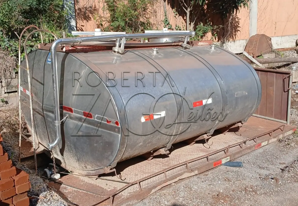 LOTE 004 - Tanque isotérmico rodoviário, tipo oval, inoxidável, marca Jardinox, capacidade de 4.000 litros.
