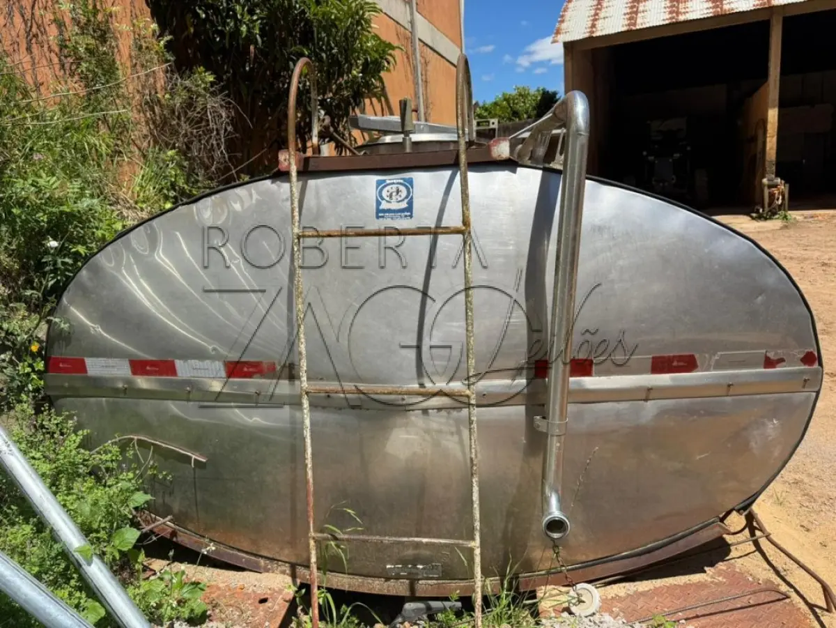 LOTE 004 - Tanque isotérmico rodoviário, tipo oval, inoxidável, marca Jardinox, capacidade de 4.000 litros.