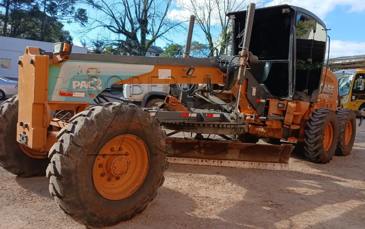 LOTE 003 - Motoniveladora cor laranja CASE, modelo 845B, 2014.