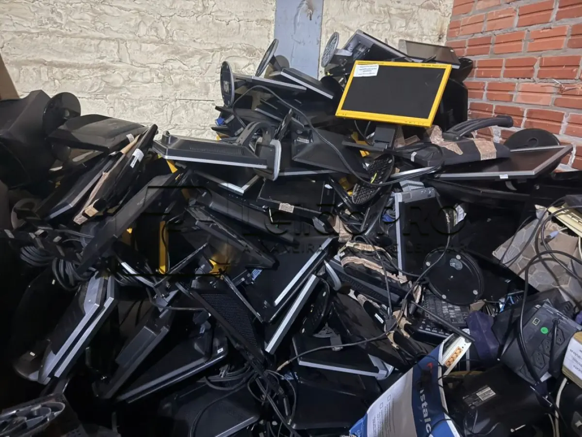 LOTE 005 - Lote de Sucata diversas contendo eletrônicos, mobiliários e ferros.