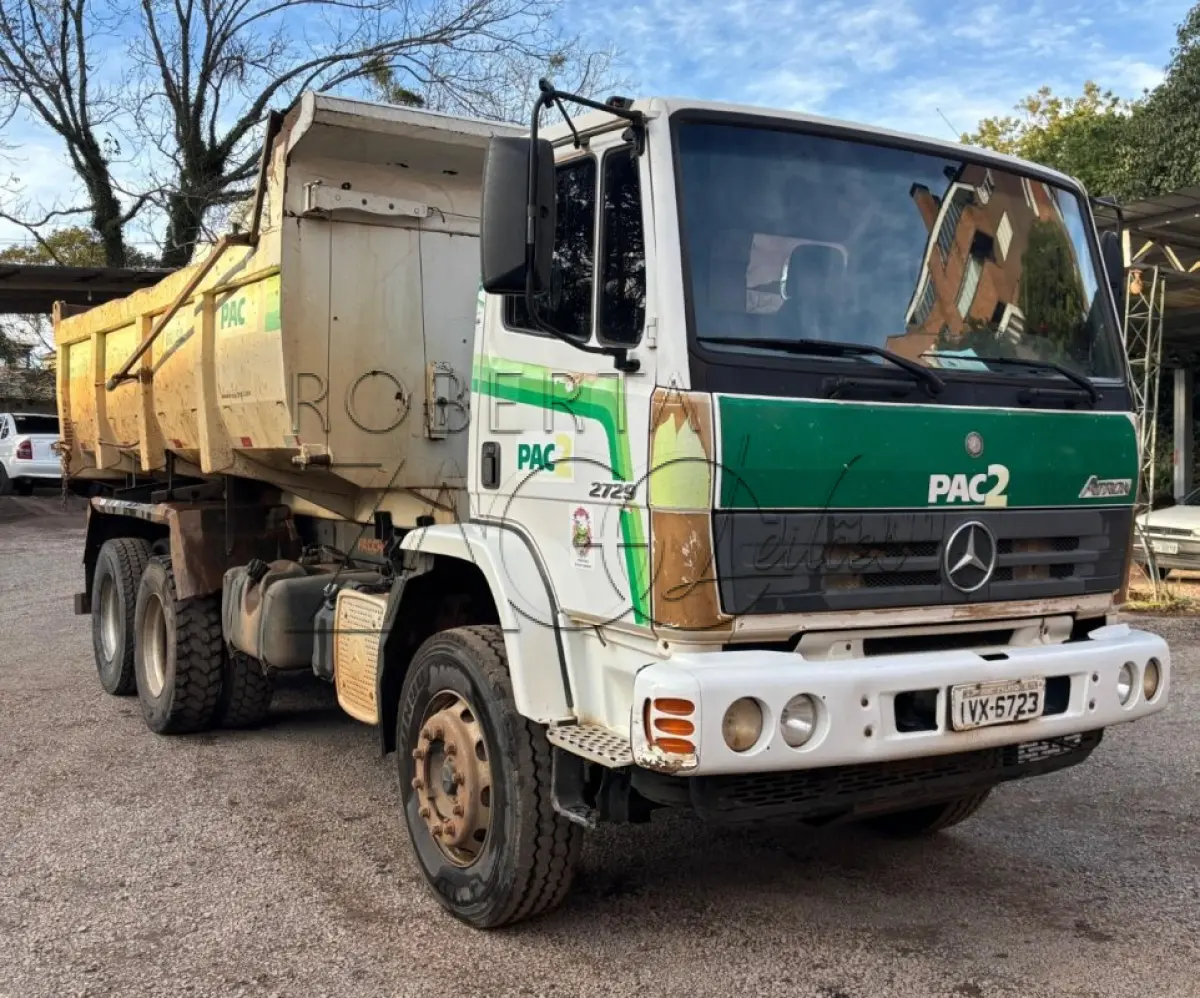 LOTE 002 - Caminhão Mercedes Benz branco Pac 2, modelo ATRON 2729 k 6x4, 2014, carroceria basculante branca.