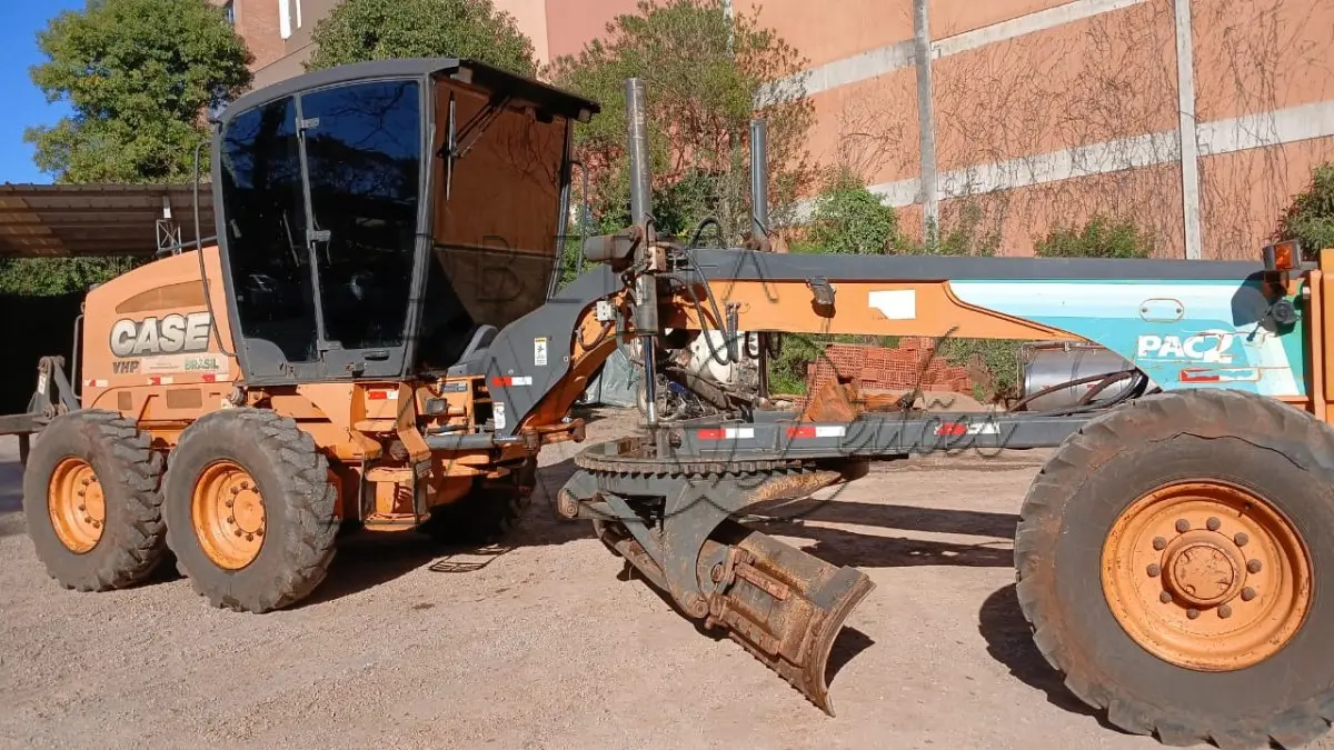 LOTE 003 - Motoniveladora cor laranja CASE, modelo 845B, 2014.