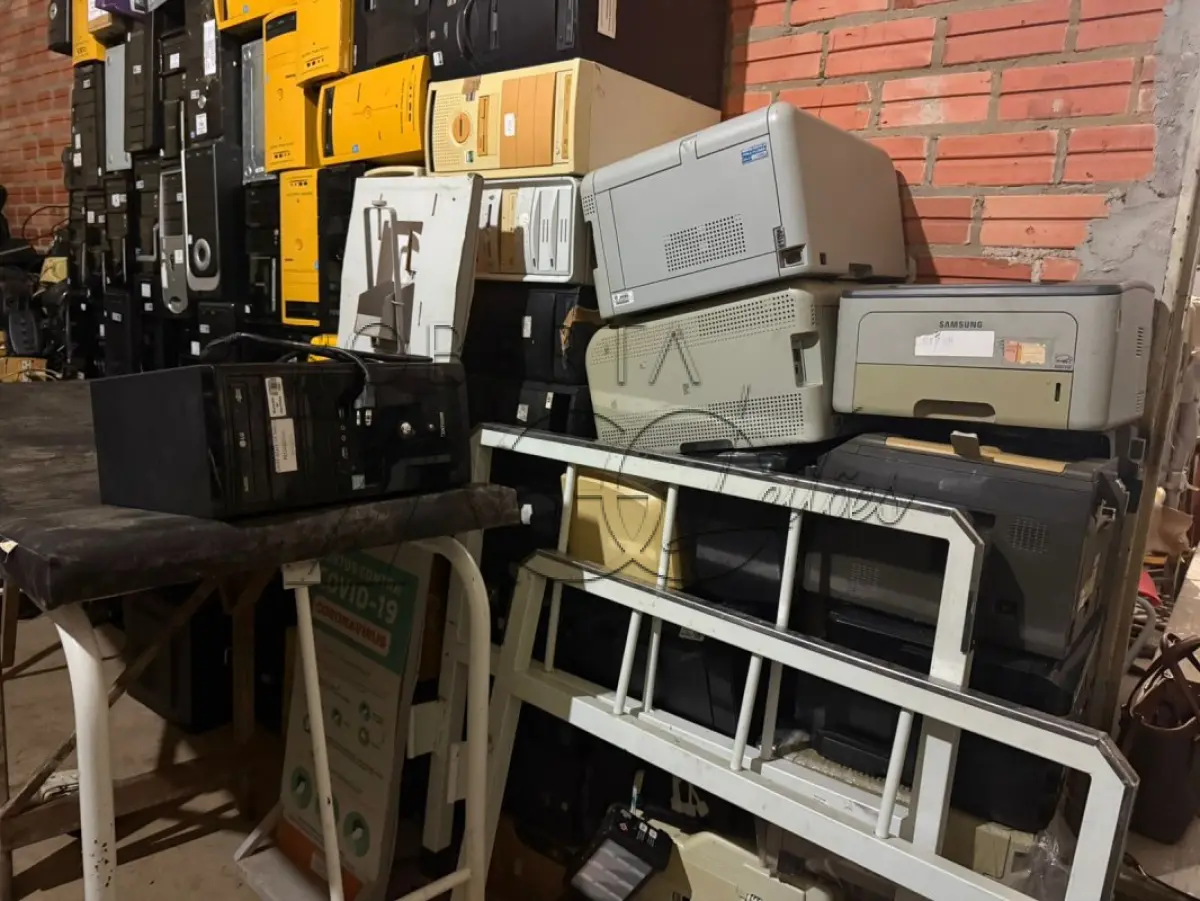 LOTE 005 - Lote de Sucata diversas contendo eletrônicos, mobiliários e ferros.